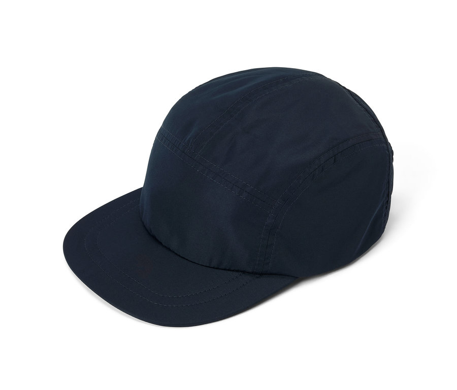 Une casquette pliable bleu marine.