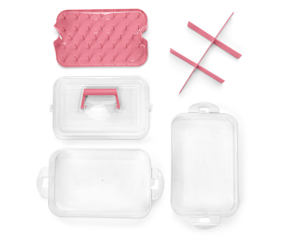 Une boîte de rangement en plastique démontée.