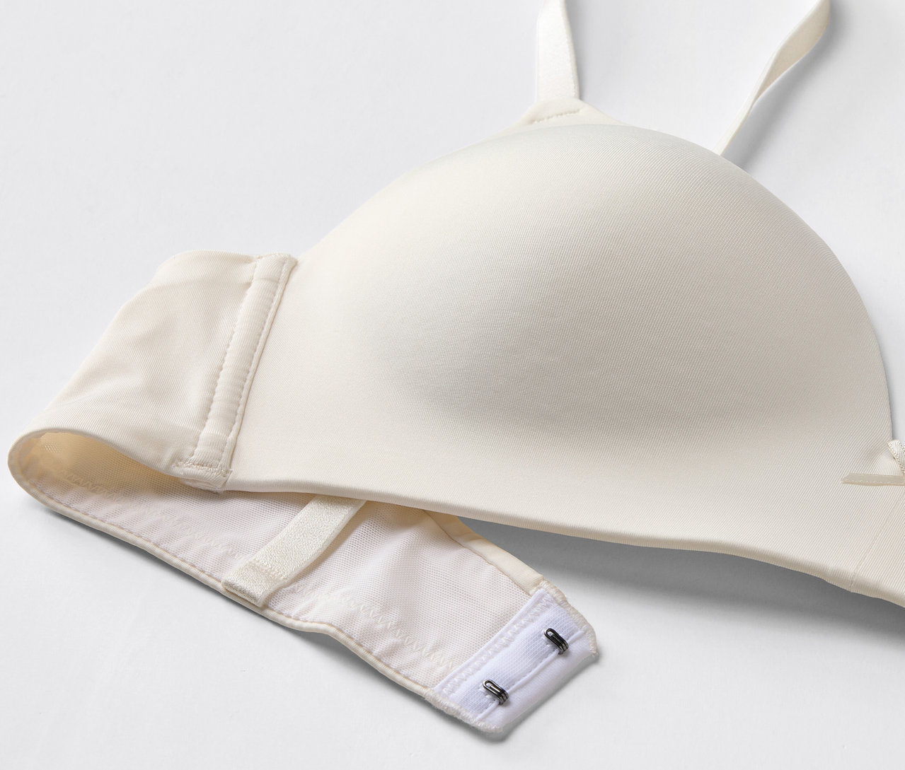 Gros plan d'un soutien-gorge blanc avec fermeture à agrafes.