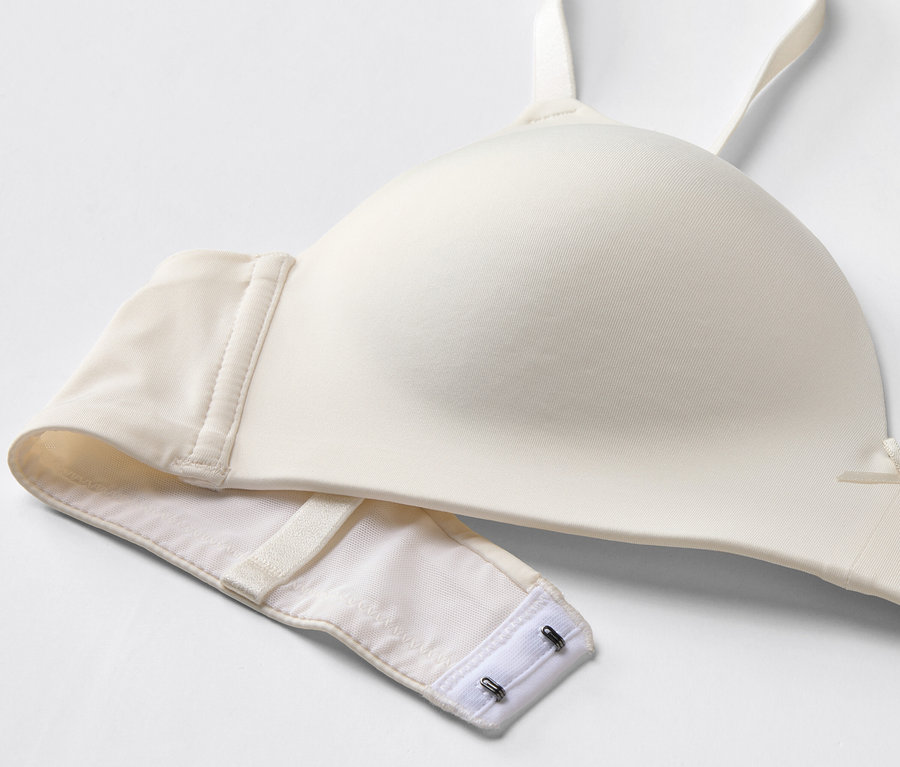 Gros plan d'un soutien-gorge blanc avec fermeture à agrafes.