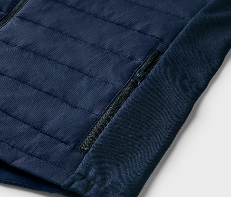 Vue détaillée d'une thermo-doudoune sans manches.