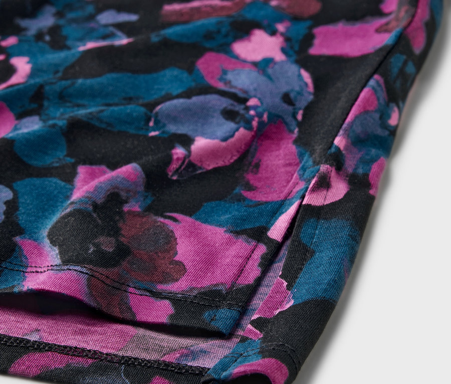 Détail d'un t-shirt de sport à motif floral.