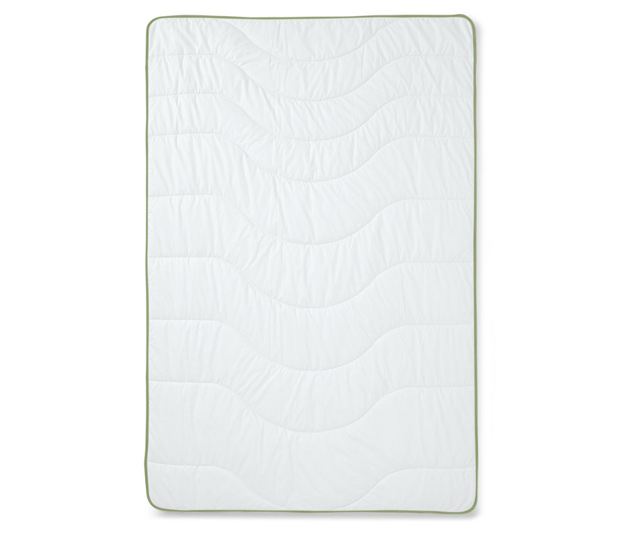 Une couette irisette® greenline Dacron® avec charbon actif de taille normale, avec un matelassage ondulé et une bordure verte.
