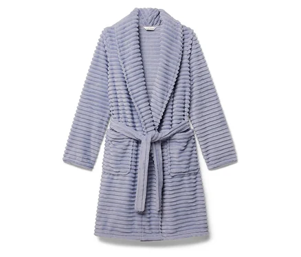 Peignoir bleu clair avec ceinture.