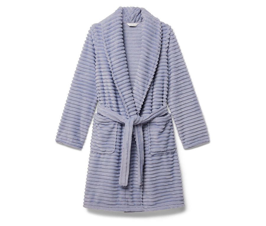 Peignoir bleu clair avec ceinture.