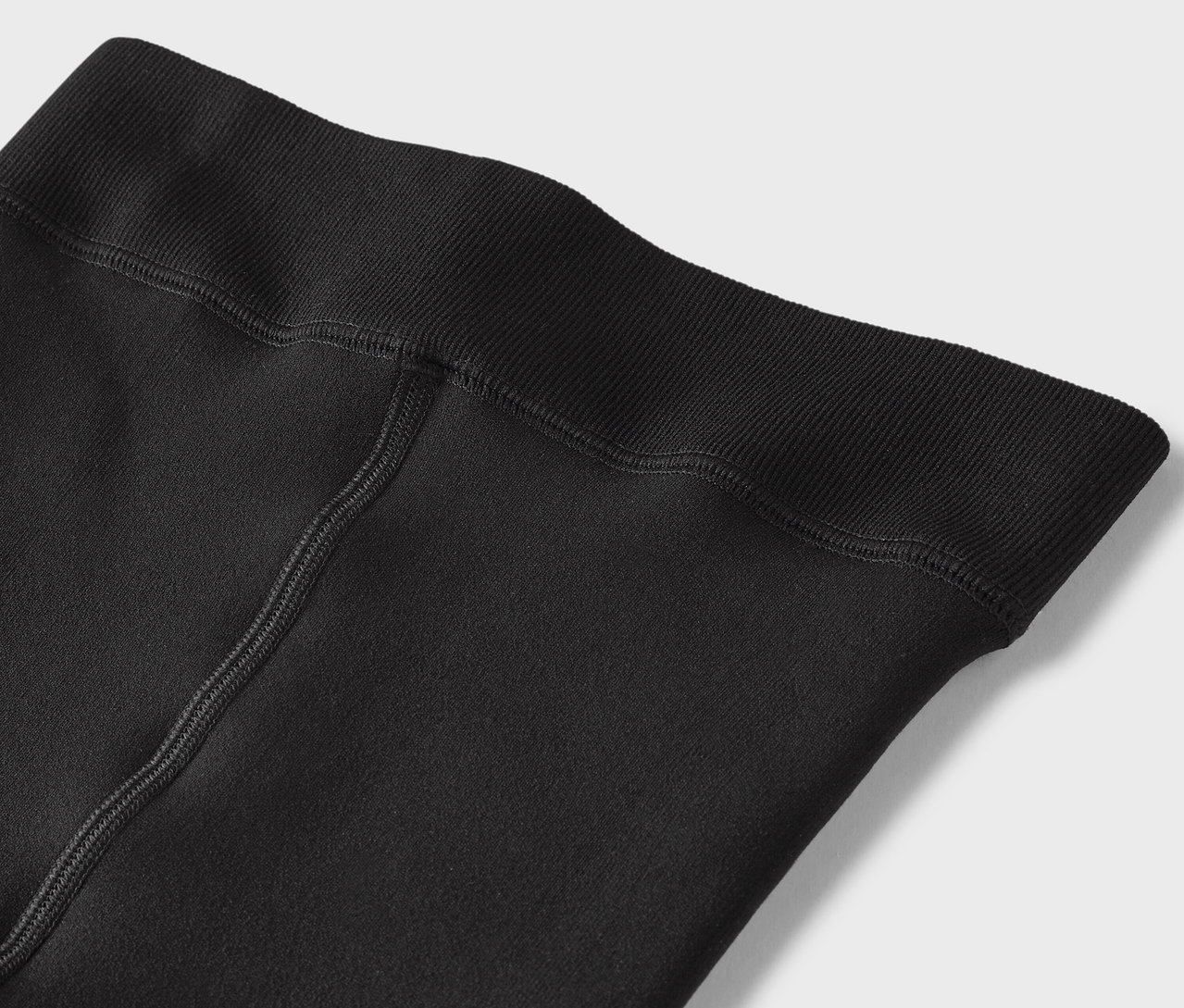 Gros plan sur des leggings noirs avec une taille élastique.