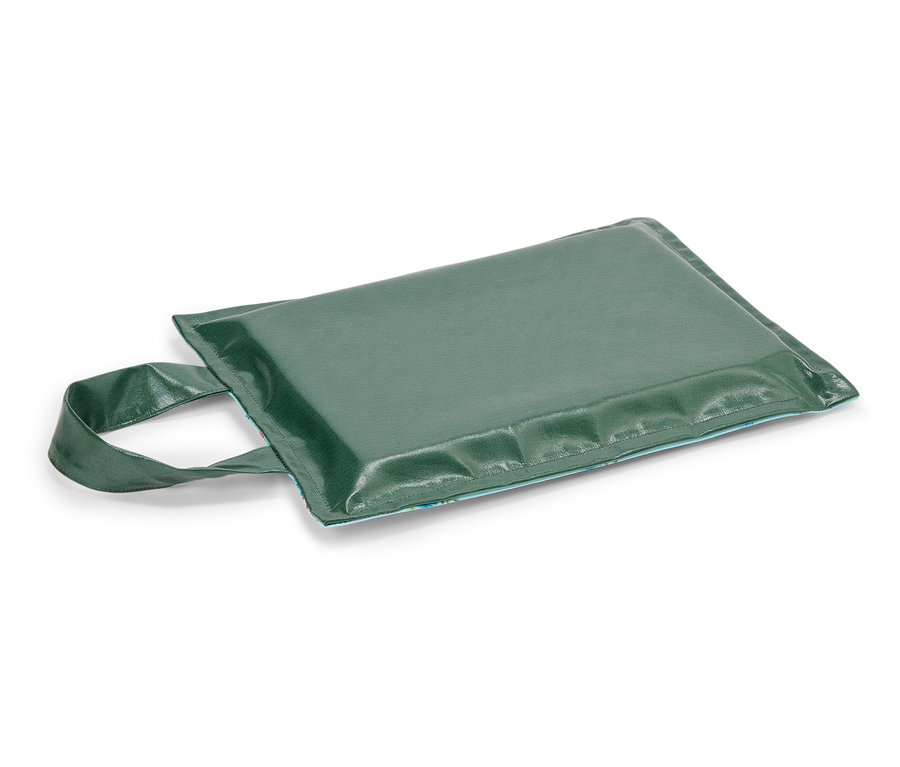 Coussin d'assise vert avec poignée de transport sur fond blanc.