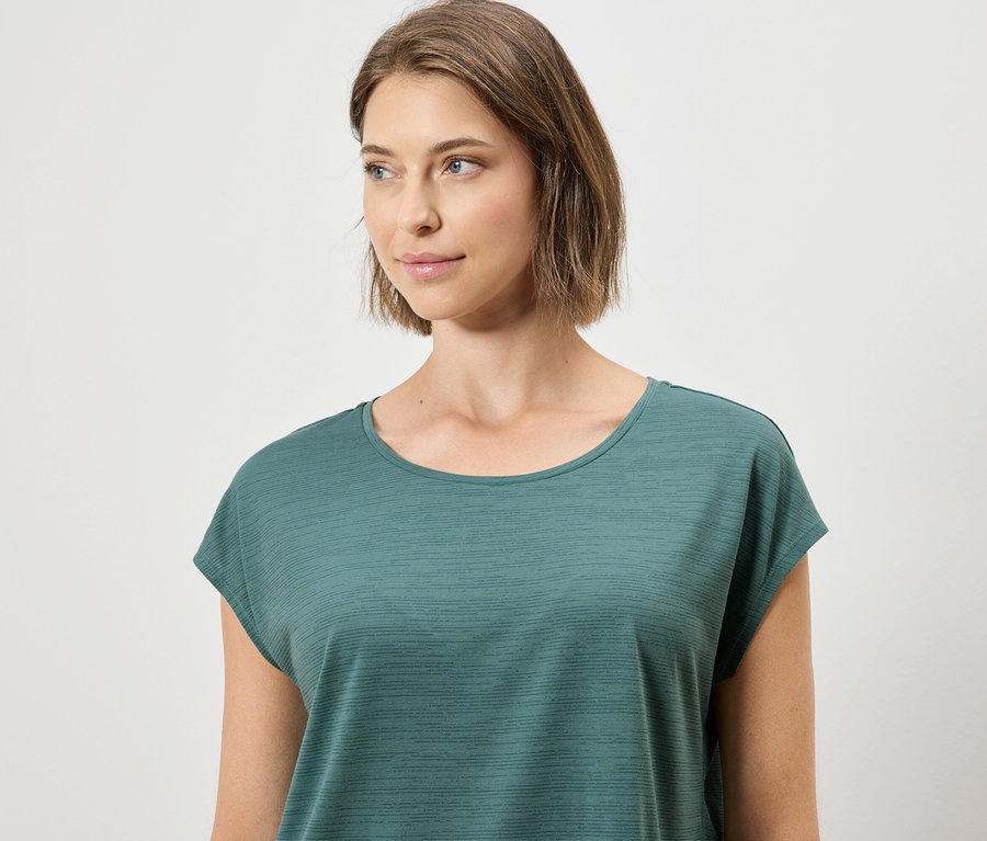 Femme portant un t-shirt vert.