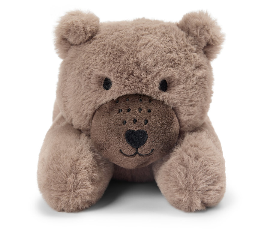 Un ours en peluche brun allongé sur le ventre.