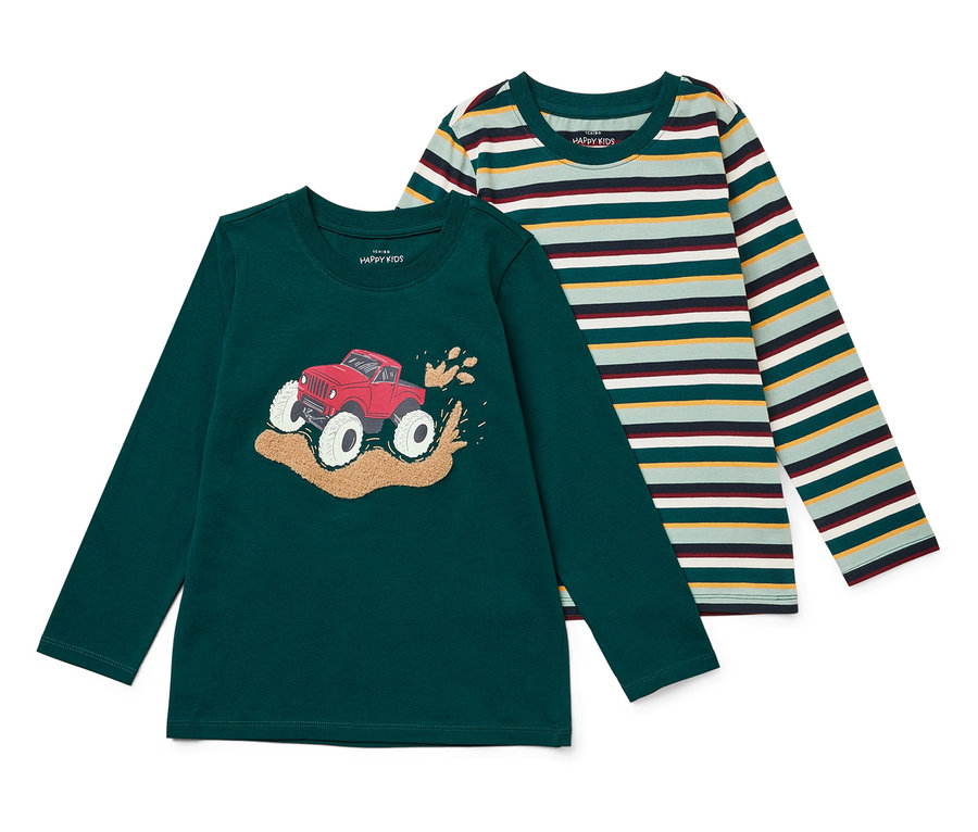 Deux t-shirts à manches longues pour enfants. L'un est vert avec un imprimé de voiture rouge, l'autre est rayé.