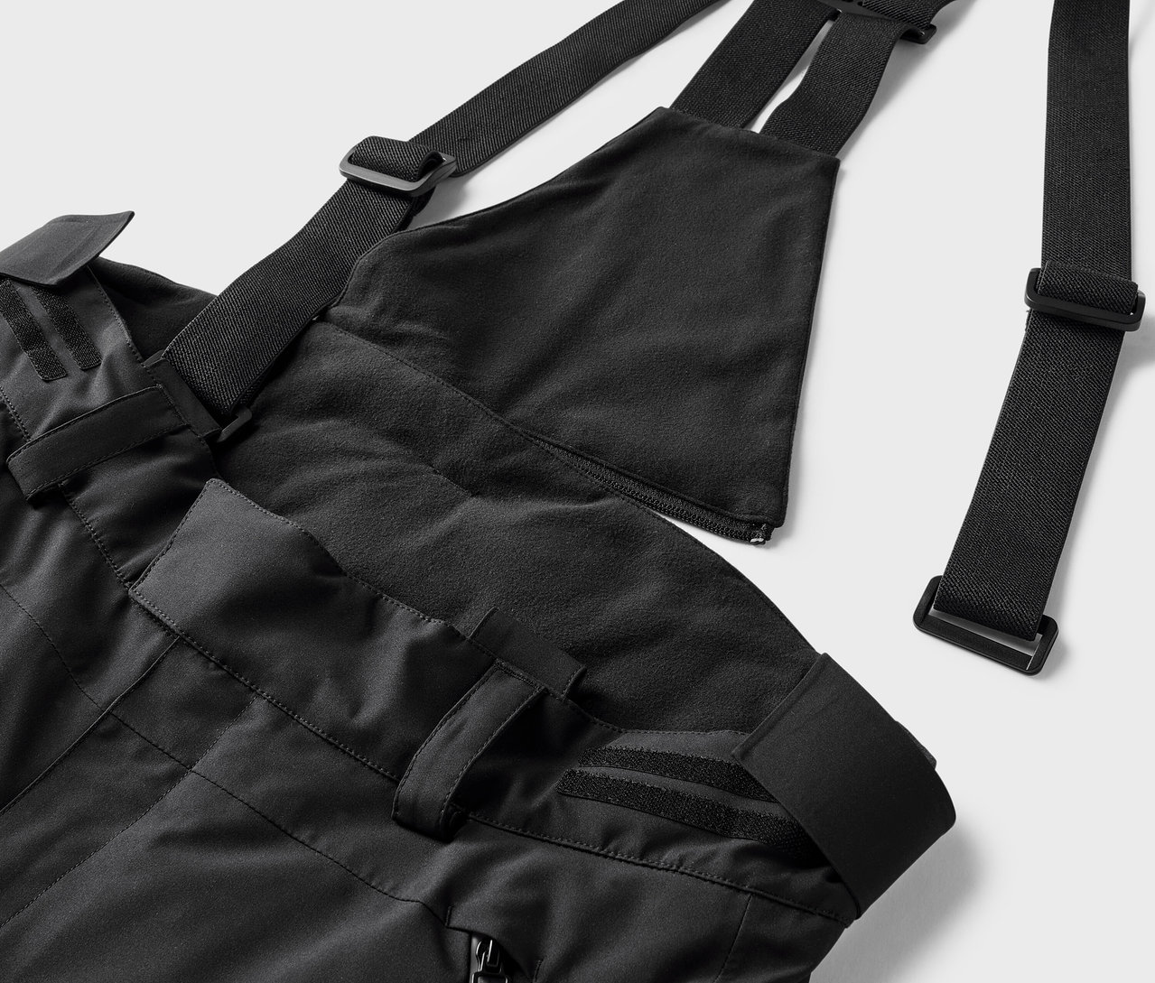 Pantalon de ski noir avec bavette et bretelles réglables.