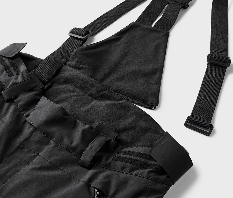 Pantalon de ski noir avec bavette et bretelles réglables.