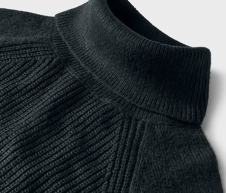 Gros plan sur un pull à col roulé côtelé.