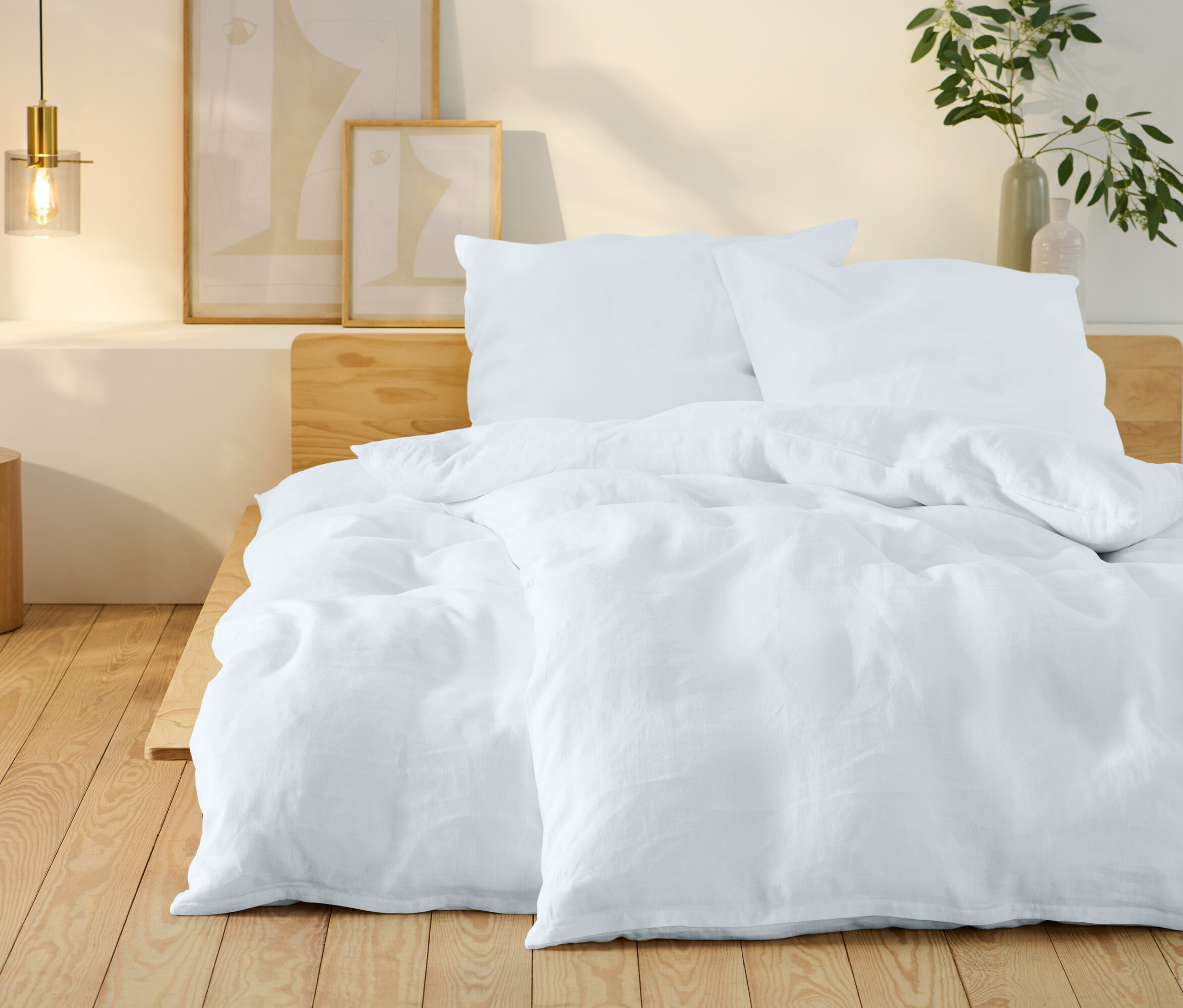 Linge de lit en lin blanc, grande taille, sur un lit.