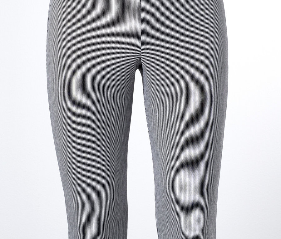 Pantalon stretch 3/4 à rayures sur un mannequin.