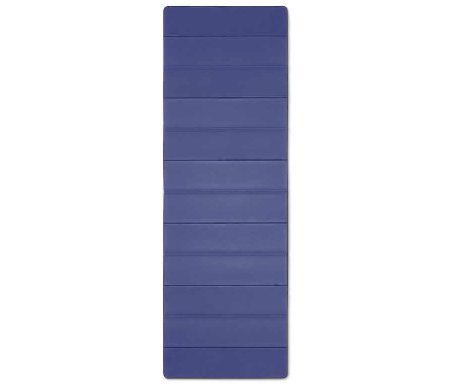 Un tapis de yoga bleu marine, rectangulaire et plié, repose à plat sur un fond blanc.