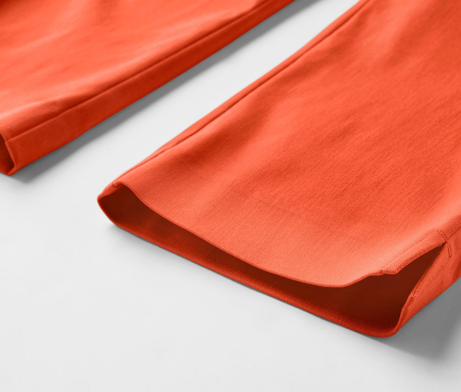 Gros plan sur un pantalon 3/4 stretch orange.