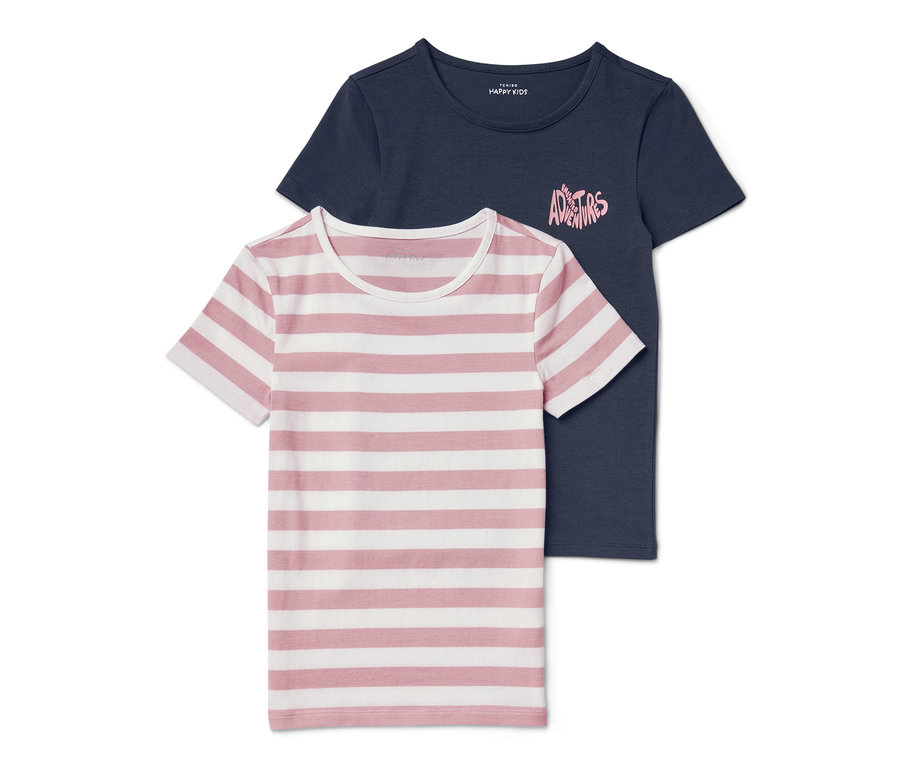 Deux t-shirts pour enfant : un rayé rose et blanc et un bleu marine avec l’inscription « Adventures ».