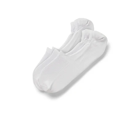 Deux paires de socquettes de sport blanches superposées.