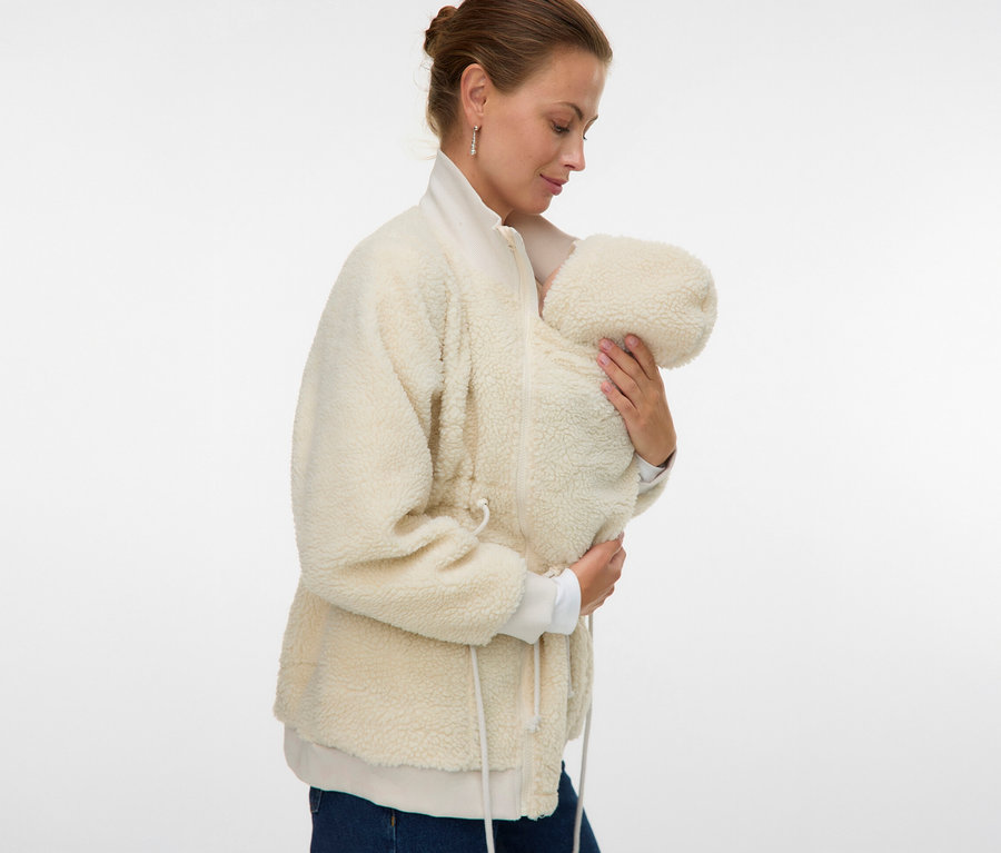 Femme tenant un bébé dans la MAMALICIOUS MLCARLY 3IN1 TEDDY JACKET. La veste est beige clair et en peluche.