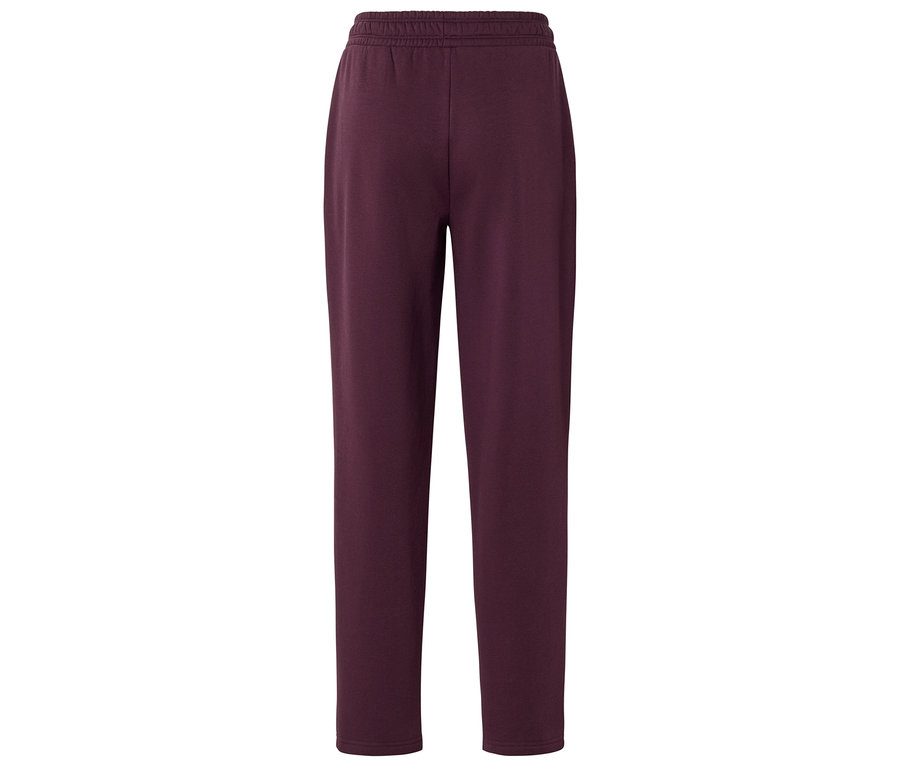 Un long pantalon de jogging marron châtaigne posé sur un fond blanc.