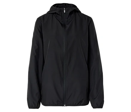 Veste à capuche noire avec fermeture éclair intégrale sur le devant.