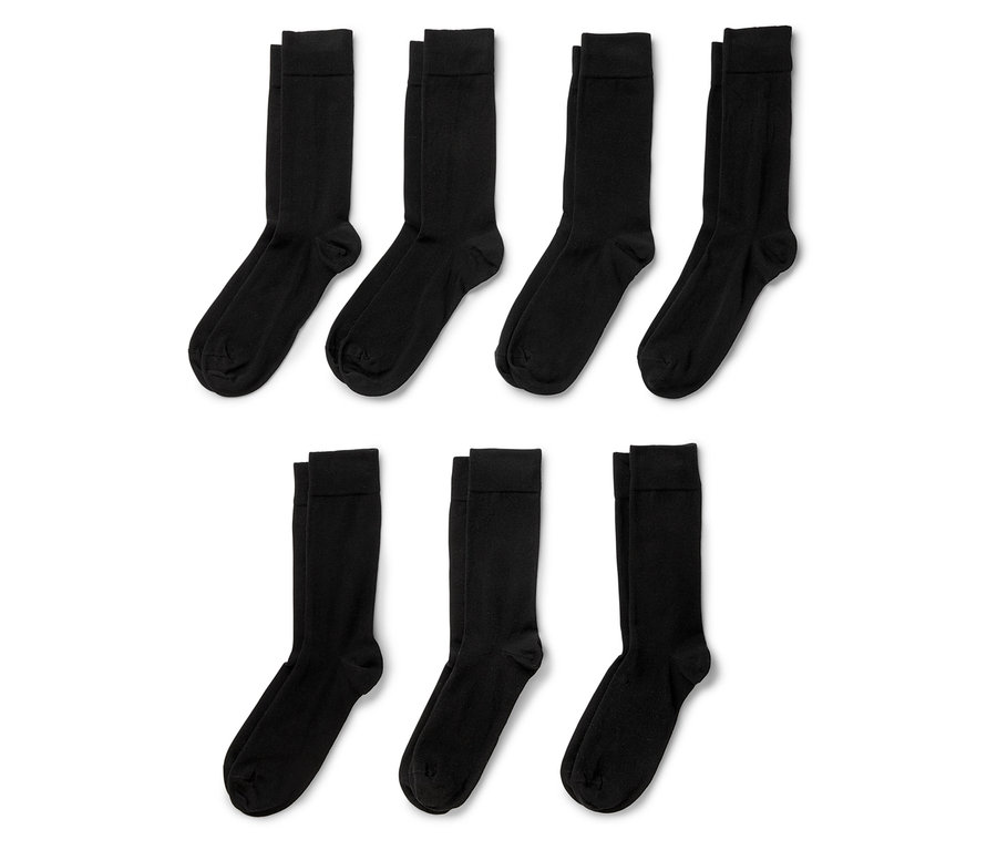 Six chaussettes noires sur un fond blanc.