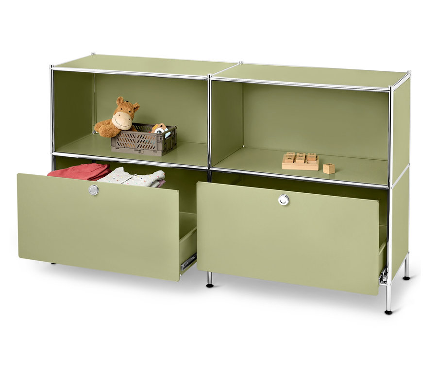 Étagère modulaire verte avec deux compartiments ouverts et deux tiroirs, dont un est partiellement ouvert. Il y a des jouets dans les compartiments et des vêtements dans le tiroir.