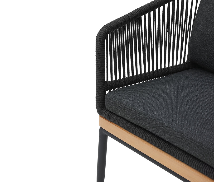 Gros plan d'une chaise de jardin avec un tissage textile, qui a un coussin d'assise et un dossier gris.