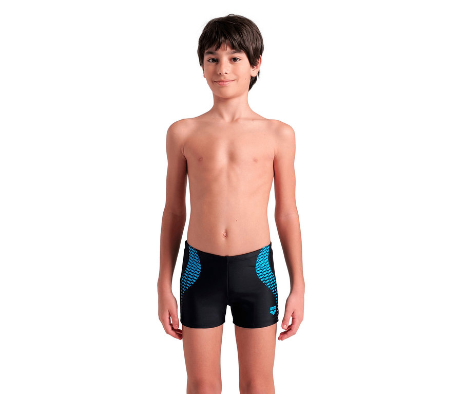 Garçon aux cheveux foncés portant un maillot de bain noir avec des motifs bleus.