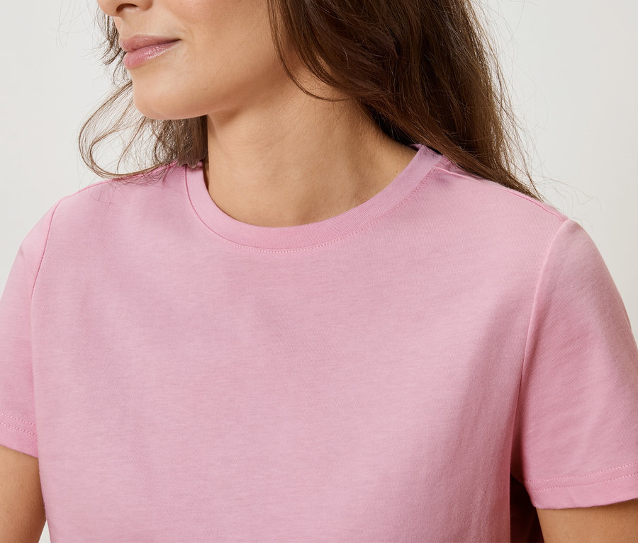 Gros plan d'une femme portant un t-shirt rose.