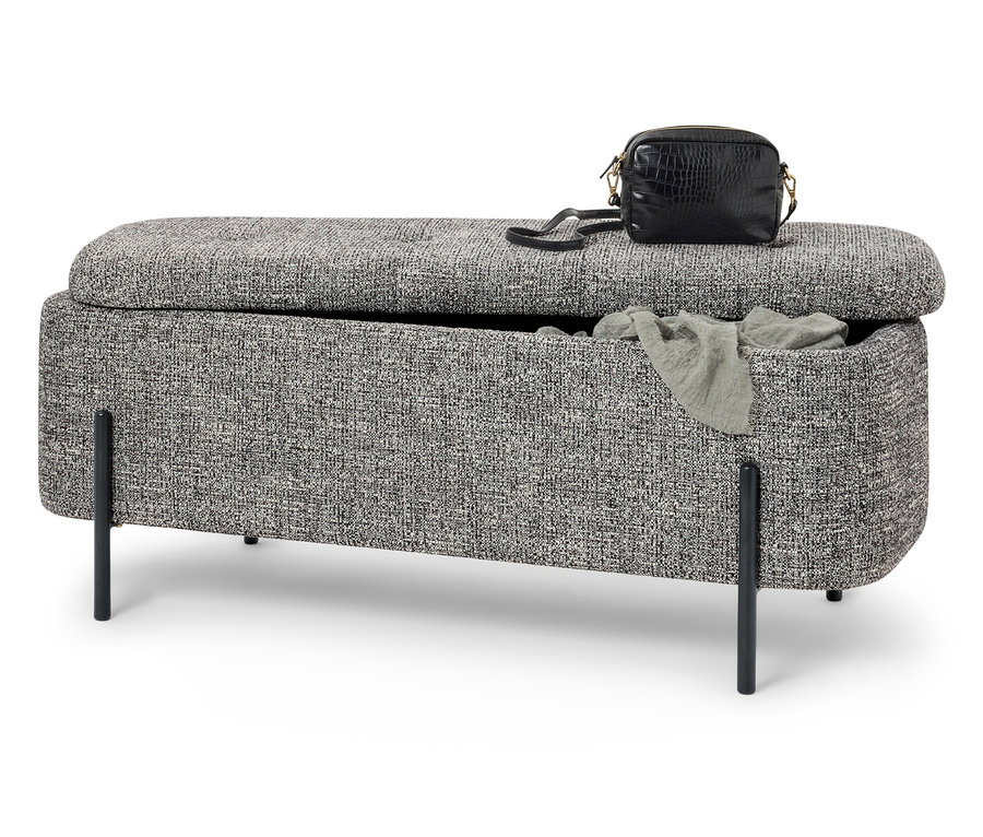 Banc gris chiné avec espace de rangement, avec un sac à main noir dessus.
