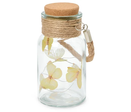 Bouteille décorative en verre avec bouchon de liège et corde de jute, remplie de fleurs jaunes et d'une guirlande lumineuse.