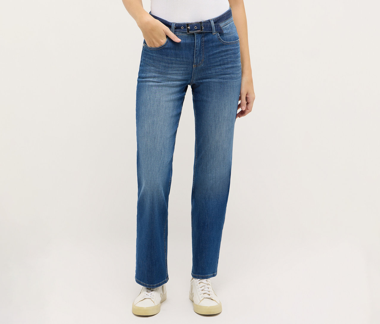 Personne portant un jean Angels Denim « Lara City », Straight Fit et des baskets blanches.