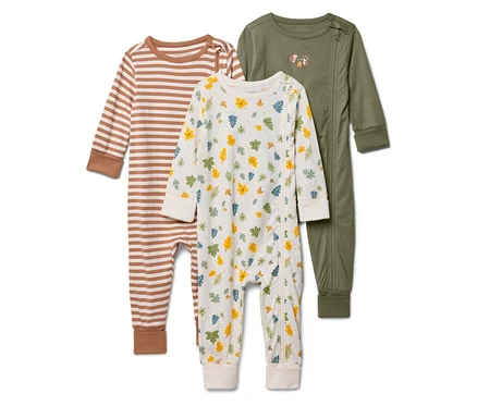 Trois pyjamas pour bébé : un rayé marron et blanc, un imprimé de feuilles et un vert olive uni avec un motif de hérisson.