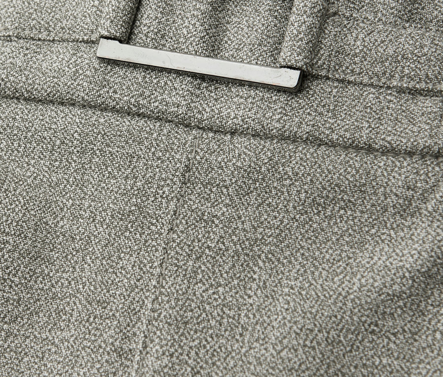 Gros plan sur un pantalon de jogging Street One avec une boucle argentée.