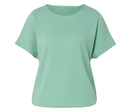 Un t-shirt vert clair à manches courtes et col rond est posé à plat.