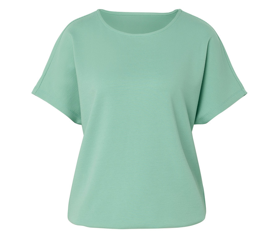 Un t-shirt vert clair à manches courtes et col rond est posé à plat.