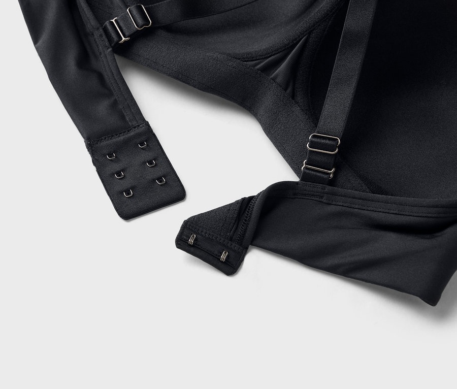 Gros plan d'un soutien-gorge noir avec fermeture à agrafes.