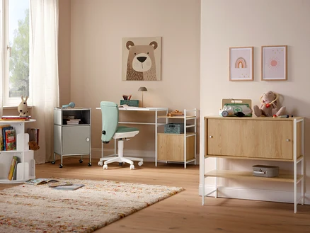 Une chaise menthe Topstar Sitness »Home S'cool« est placée devant un bureau. Un tapis beige »Himalaya« est posé sur le sol.