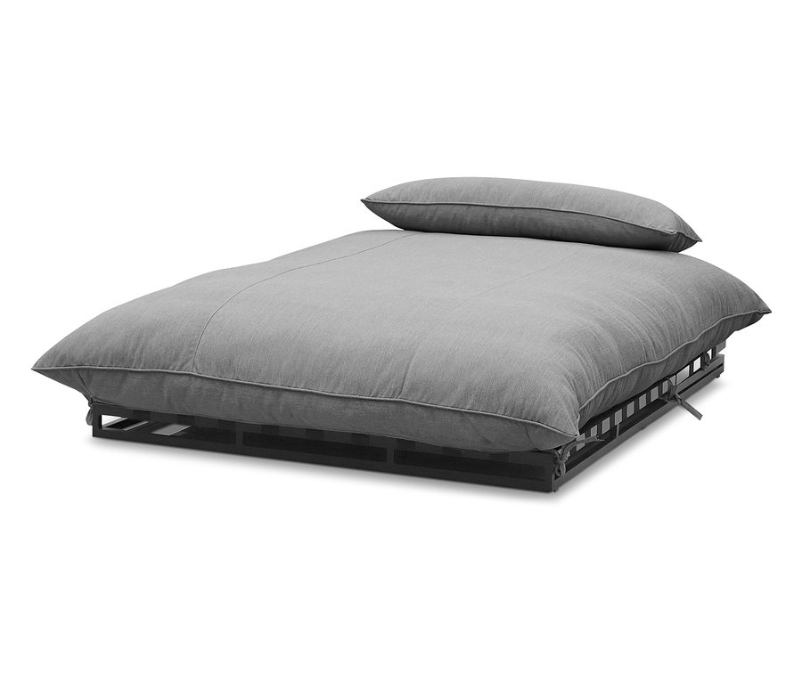 Coussin et matelas gris sur un cadre de lit noir.