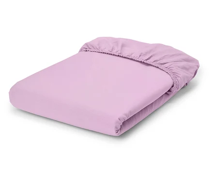 Drap-housse lilas plié sur fond blanc.