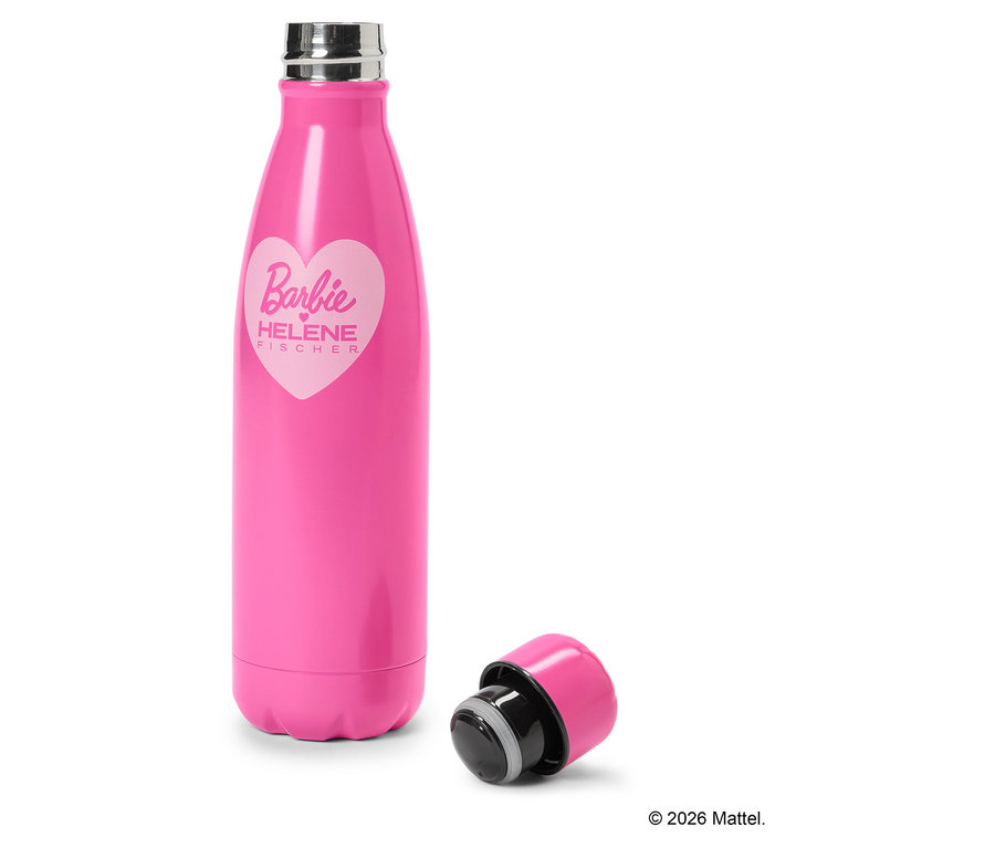 Une bouteille d'eau rose avec le logo Barbie et le nom d'Helene Fischer, à côté du bouchon dévissé.