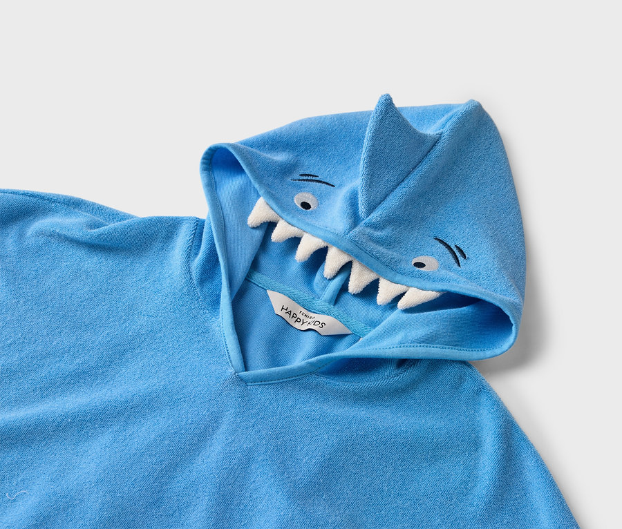 Serviette de bain à capuche bleu clair avec motif de requin, comprenant des dents et des yeux.