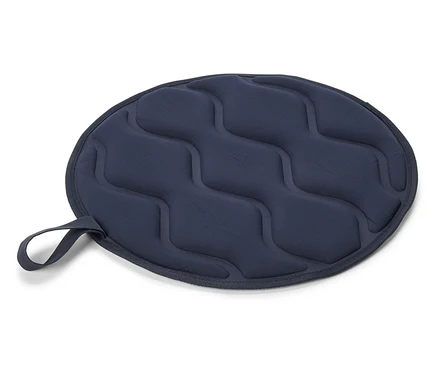 Un dessous de plat bleu marine avec un motif ondulé et une boucle repose sur un fond blanc.