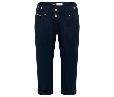 Un pantalon 3/4 Cecil «
New York
» bleu marine avec une poche zippée et des boutons sur fond blanc.