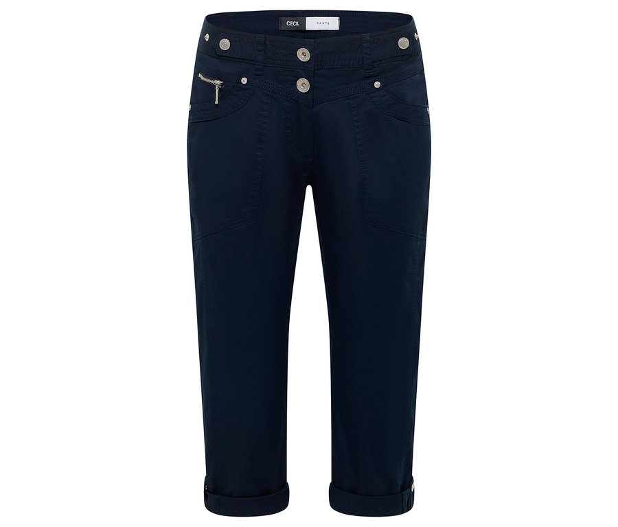 Un pantalon 3/4 Cecil «
New York
» bleu marine avec une poche zippée et des boutons sur fond blanc.