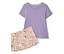 Un t-shirt violet et un short à motifs floraux sont côte à côte.
