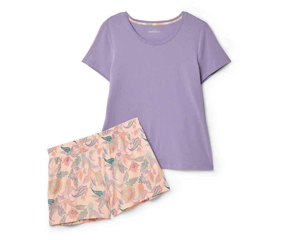Un t-shirt violet et un short à motifs floraux sont côte à côte.