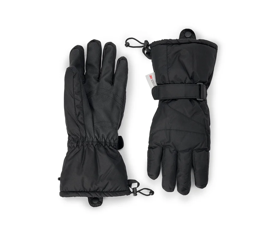 Une paire de gants d'hiver noirs, l'un montrant la paume avec une surface antidérapante texturée et un poignet élastique, l'autre le dos avec une sangle de poignet réglable, un cordon de serrage au poignet et une étiquette « 3M Thinsulate ».
